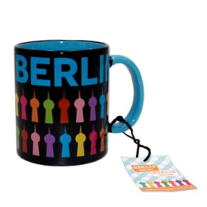 Die Berlin-Tasse, schwarz mit buntem Fernsehturm-Print. Handwäsche.

